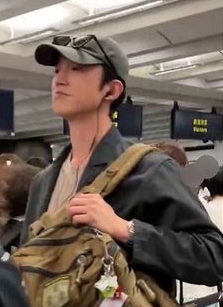 吴慷仁现身香港机场　没经纪人“独自排队”