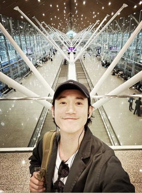 吴慷仁现身香港机场　没经纪人“独自排队”