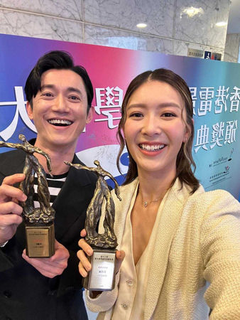 吴慷仁现身香港机场　没经纪人“独自排队”