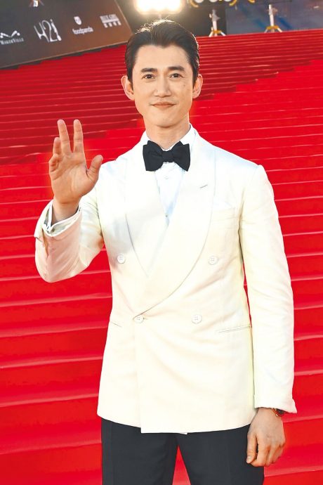 吴慷仁现身香港机场　没经纪人“独自排队”