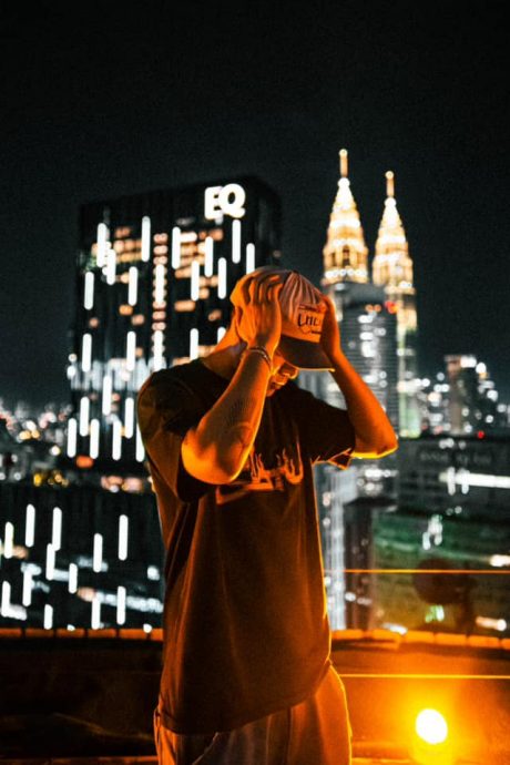 周汤豪开唱前去刮痧 妈妈比莉被曝也在大马