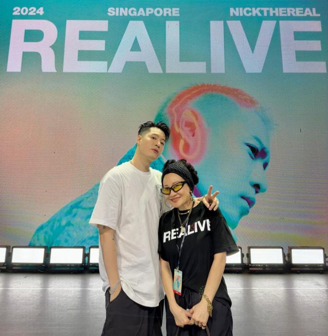 周汤豪开唱前去刮痧 妈妈比莉被曝也在大马