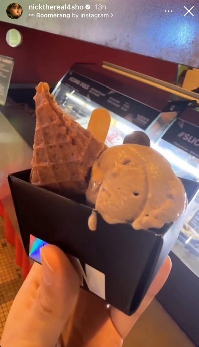 周汤豪开唱前去刮痧 妈妈比莉被曝也在大马