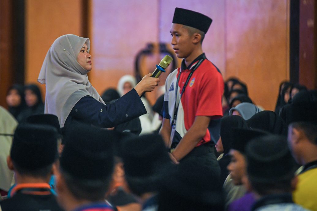 国：新闻：气温超35度仍有户外活动 法丽娜：家长可投诉