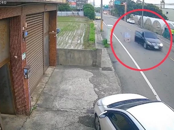 埋怨男友害她没面子 女子竟跳车摔死