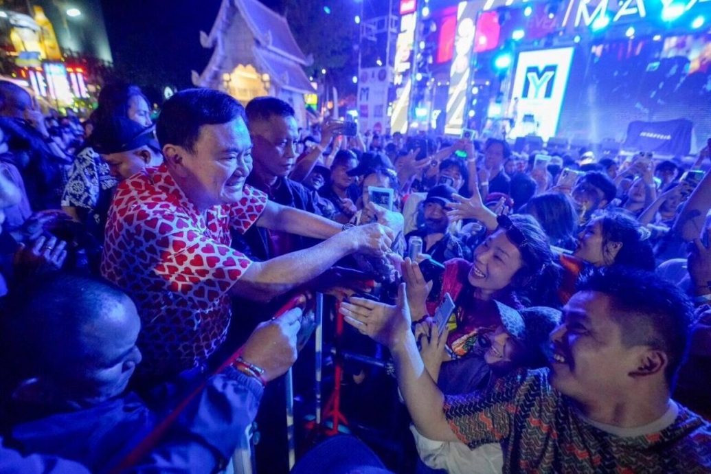 塔辛居家服刑期间 回清迈扫墓还玩泼水节逛商场