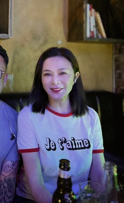 大理酒吧闻歌起舞 关之琳害羞拨头发遮脸