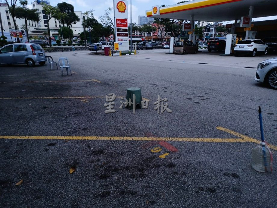 大都会/“你霸我也霸”！班登英达1/25路停车位乱象百出