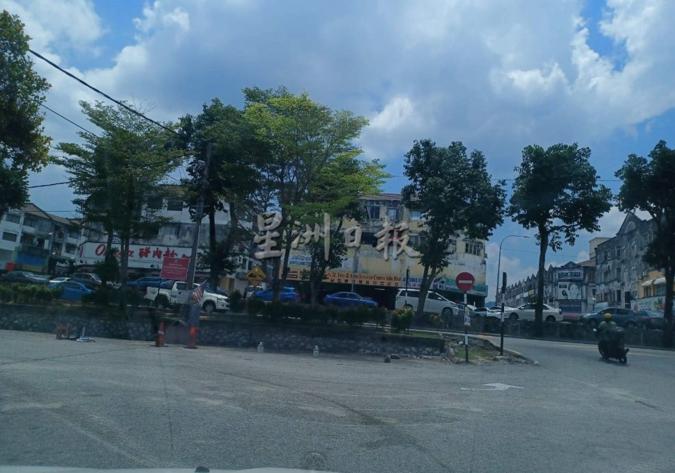 大都会/“你霸我也霸”！班登英达1/25路停车位乱象百出