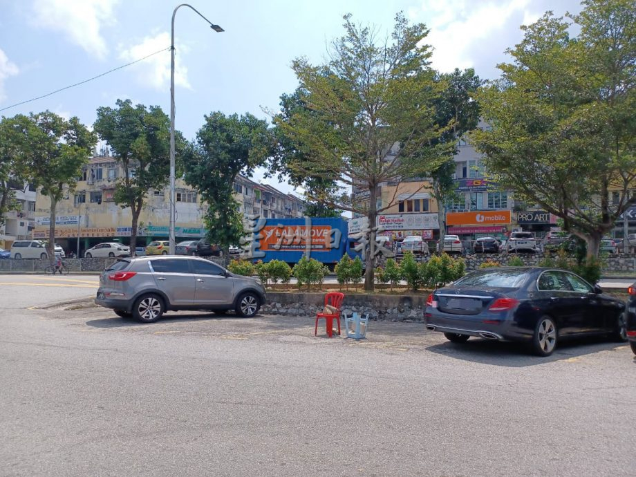 大都会/“你霸我也霸”！班登英达1/25路停车位乱象百出