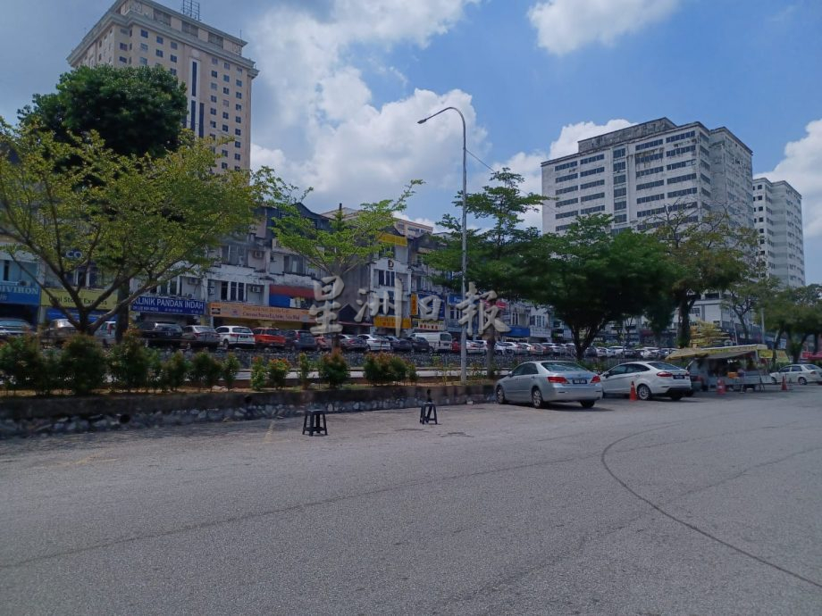 大都会/“你霸我也霸”！班登英达1/25路停车位乱象百出