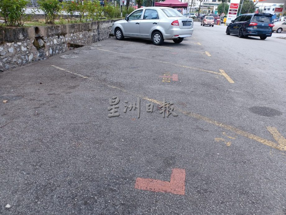 大都会/“你霸我也霸”！班登英达1/25路停车位乱象百出