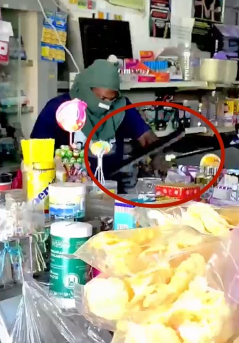 大都会:刀匪砍收银机抢劫/2图