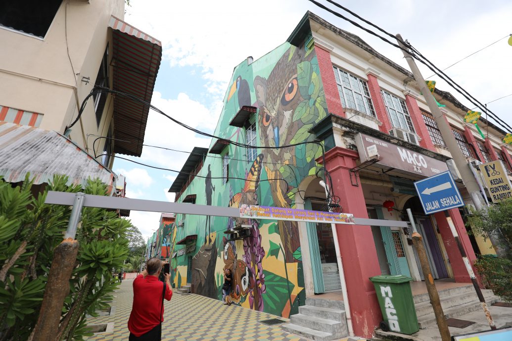 大都会/封面/大舞台断财路 新古毛大街商家怨声载道