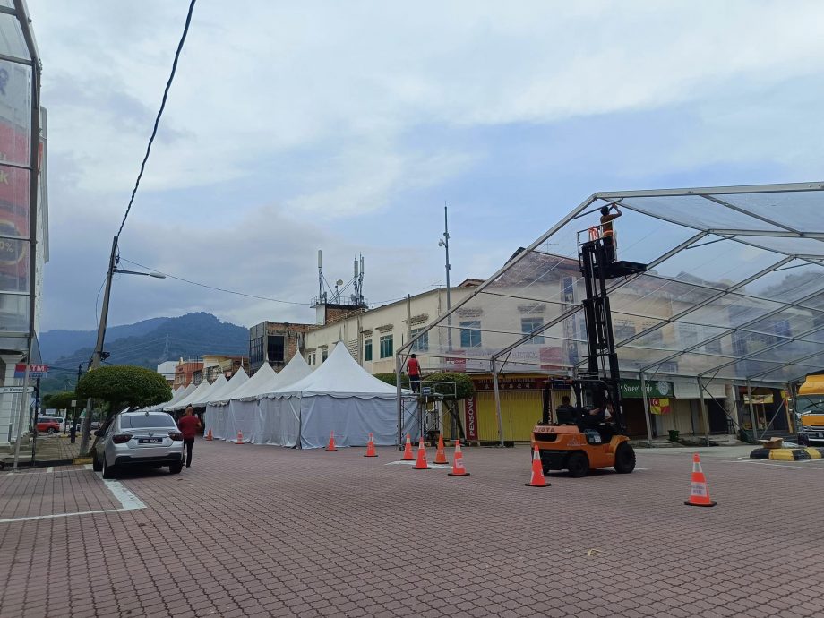 大都会/封面/大舞台断财路 新古毛大街商家怨声载道