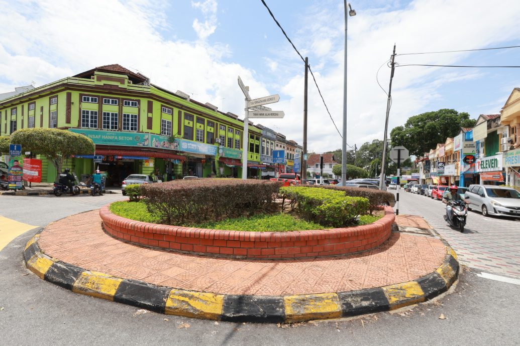 大都会/封面/大舞台断财路 新古毛大街商家怨声载道