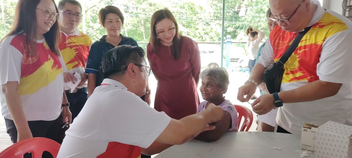 大都会/巴生新城州议员柯鹏飞医生亲自为100名吉粦居民 注射免费流感疫苗