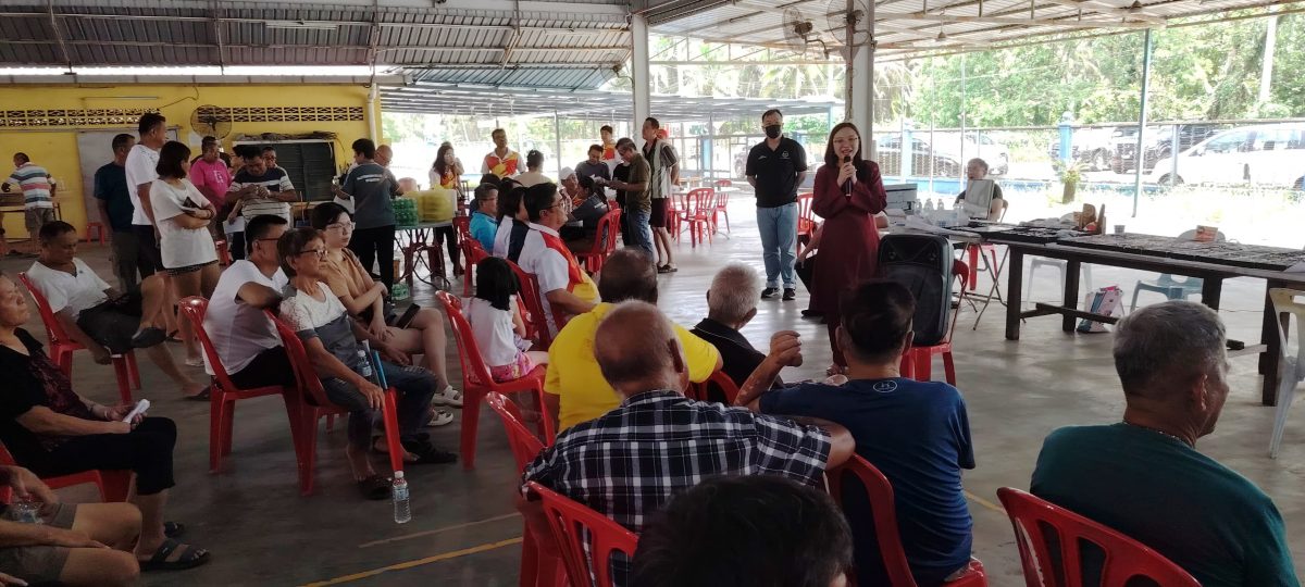 大都会/巴生新城州议员柯鹏飞医生亲自为100名吉粦居民 注射免费流感疫苗