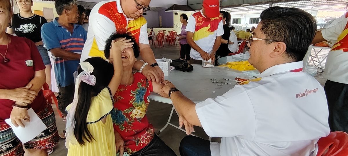 大都会/巴生新城州议员柯鹏飞医生亲自为100名吉粦居民 注射免费流感疫苗