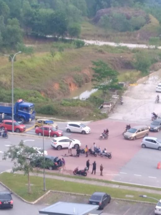 大都会/市政厅设道路分界堤阻交通“闯祸”