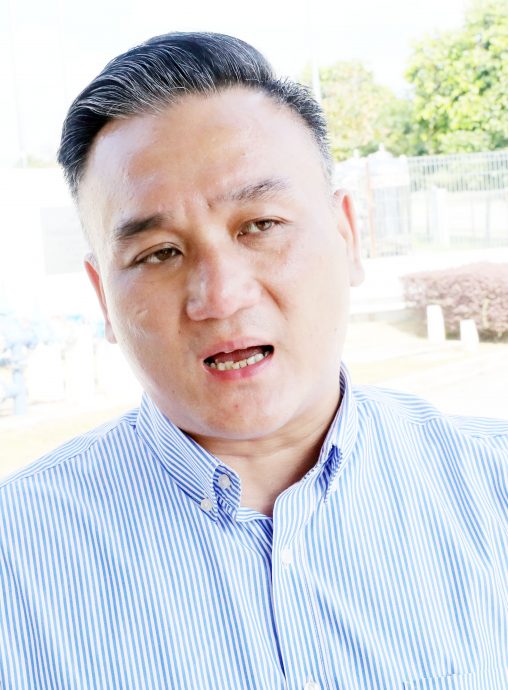 大都会/市政厅设道路分界堤阻交通“闯祸”