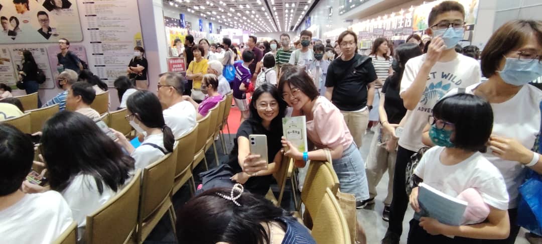 大都会/许友彬、李语希、谢智慧、纪晓贝、农夫 “TA们又来了? ! ‘日本人妻’李语希x许友彬x谢智慧” 红蜻蜓新书分享会暨推介礼/3图