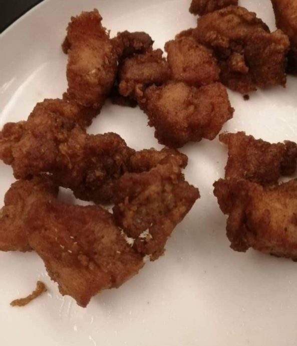 大都会/炸猪肉藏数十粒苍蝇蛋,加影市会警告业者注意食品安全/1图