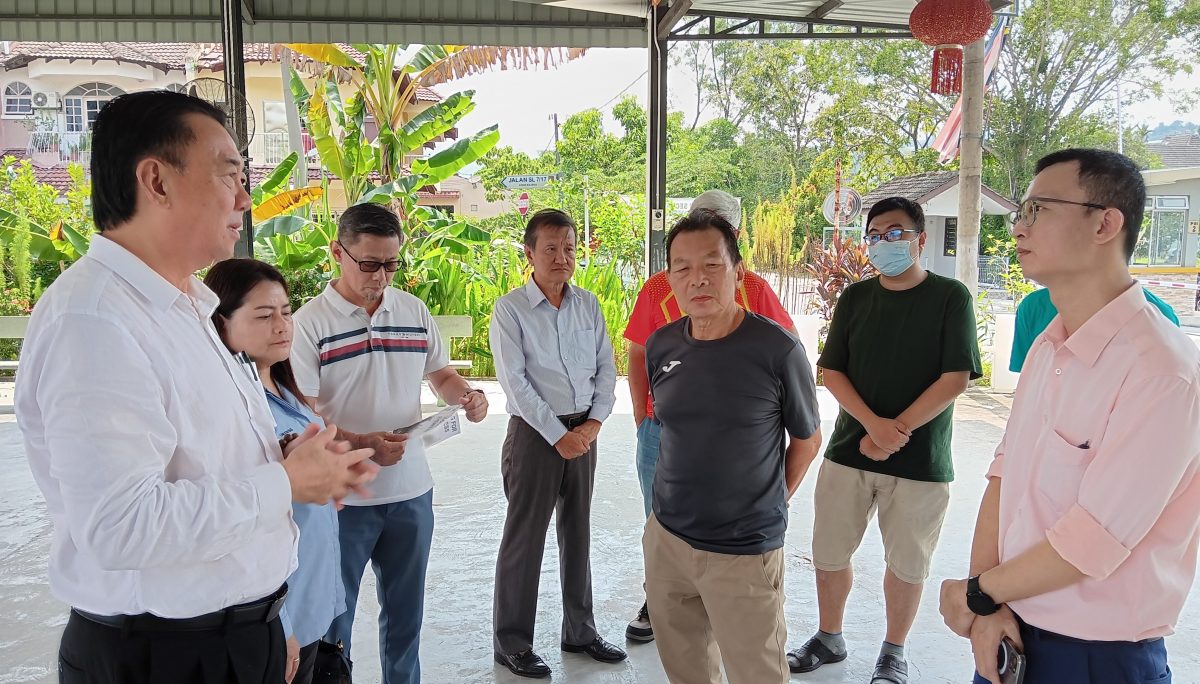 大都会/非法洗车中心霸占泊车位草场,员工沟渠乱小便弄臭环境/4图