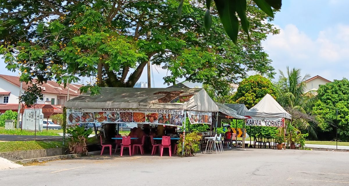 大都会/非法洗车中心霸占泊车位草场,员工沟渠乱小便弄臭环境/4图