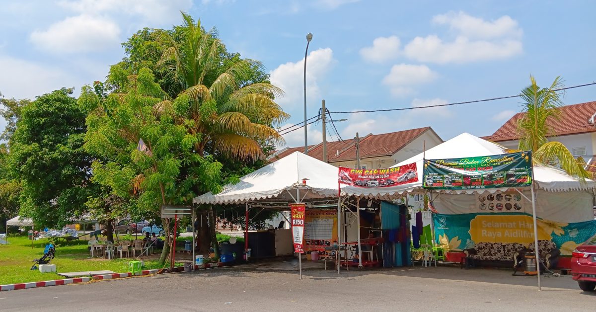 大都会/非法洗车中心霸占泊车位草场,员工沟渠乱小便弄臭环境/4图