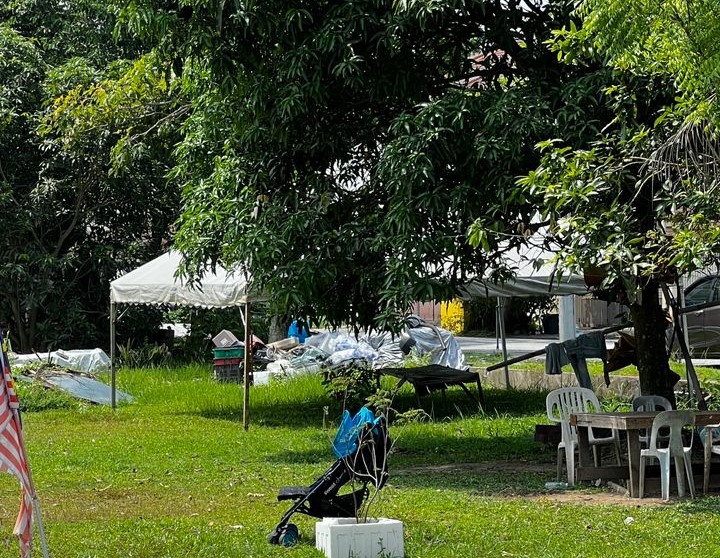 大都会/非法洗车中心霸占泊车位草场,员工沟渠乱小便弄臭环境/4图