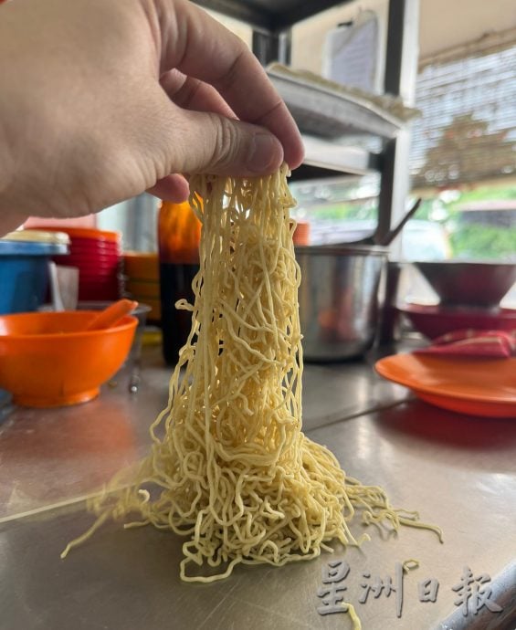 大霹雳封底主文/【老茶室情怀】/班台品南茶室开业逾60年 广东云吞面俘虏味蕾