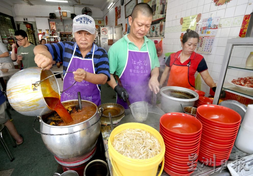 大霹雳封底主文／老茶室情怀|72年传统风味海南咖啡店 琼南茶餐室三代同堂经营