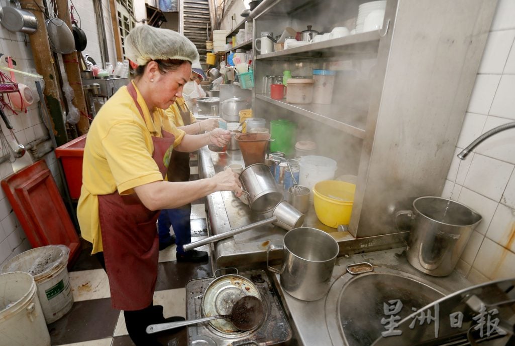 大霹雳封底主文/老茶室情怀|72年传统风味海南咖啡店 琼南茶餐室三代同堂经营
