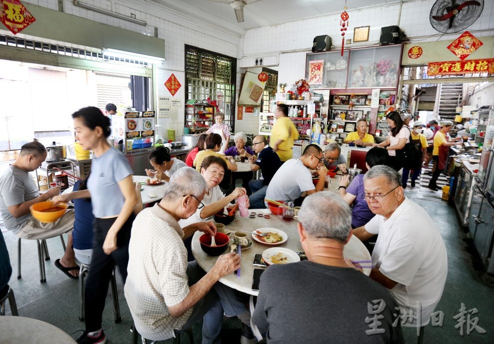 大霹雳封底主文／老茶室情怀|72年传统风味海南咖啡店 琼南茶餐室三代同堂经营