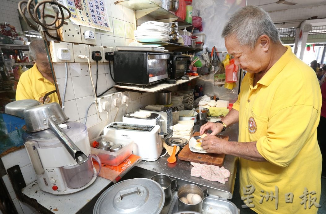 大霹雳封底主文/老茶室情怀|72年传统风味海南咖啡店 琼南茶餐室三代同堂经营