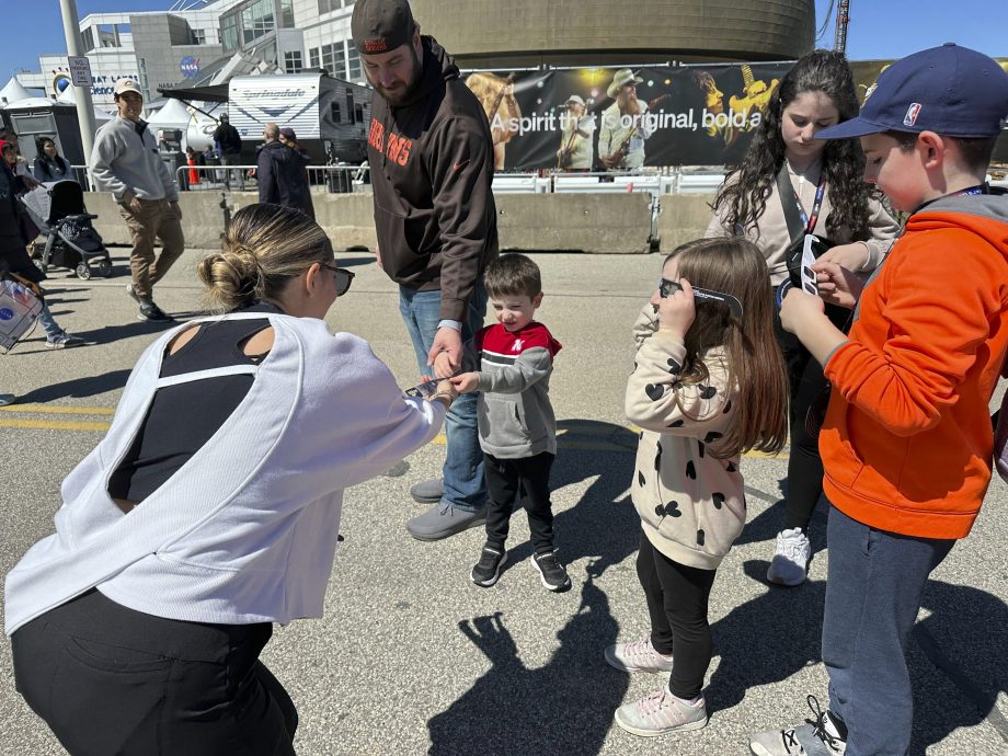 天下事 北美大地短暂黑暗 日全食带来奇观 有动物竟这样反应
