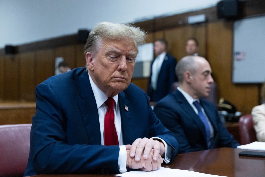 天下事   掩口费案开审 特朗普成首位被刑事审讯前总统 被告席上打盹