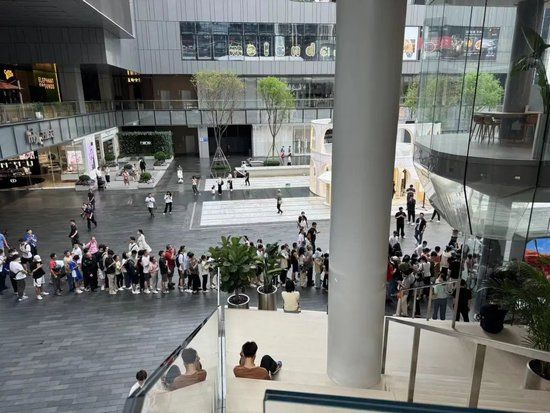 天下事主文)全民疯抢 华为推出Pura 70开卖不到一分钟秒杀