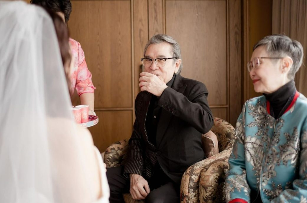 女儿姜丽文香港补摆婚宴 秦沛获敬茶笑到见牙不见眼