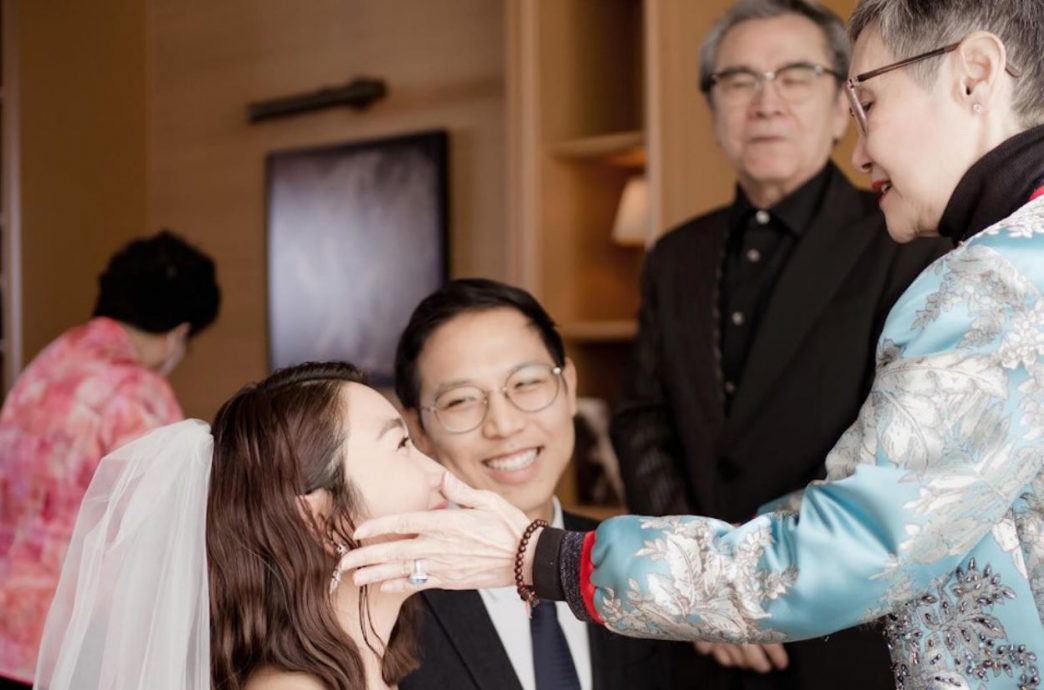 女儿姜丽文香港补摆婚宴 秦沛获敬茶笑到见牙不见眼