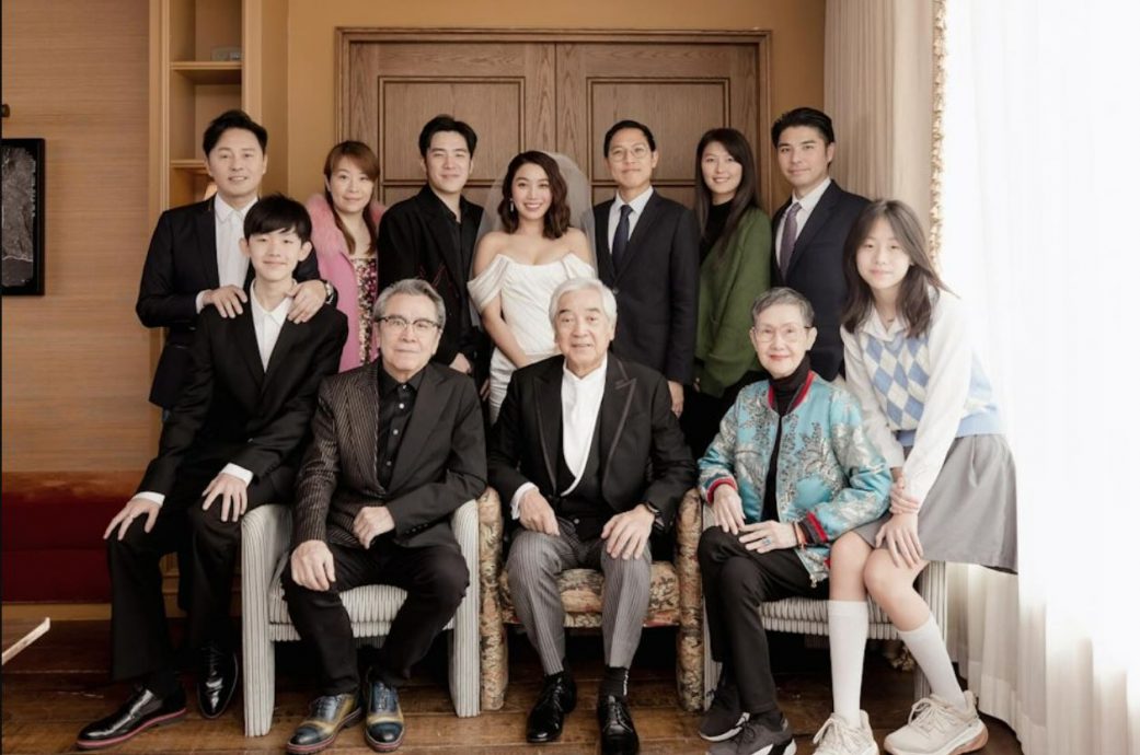 女儿姜丽文香港补摆婚宴 秦沛获敬茶笑到见牙不见眼