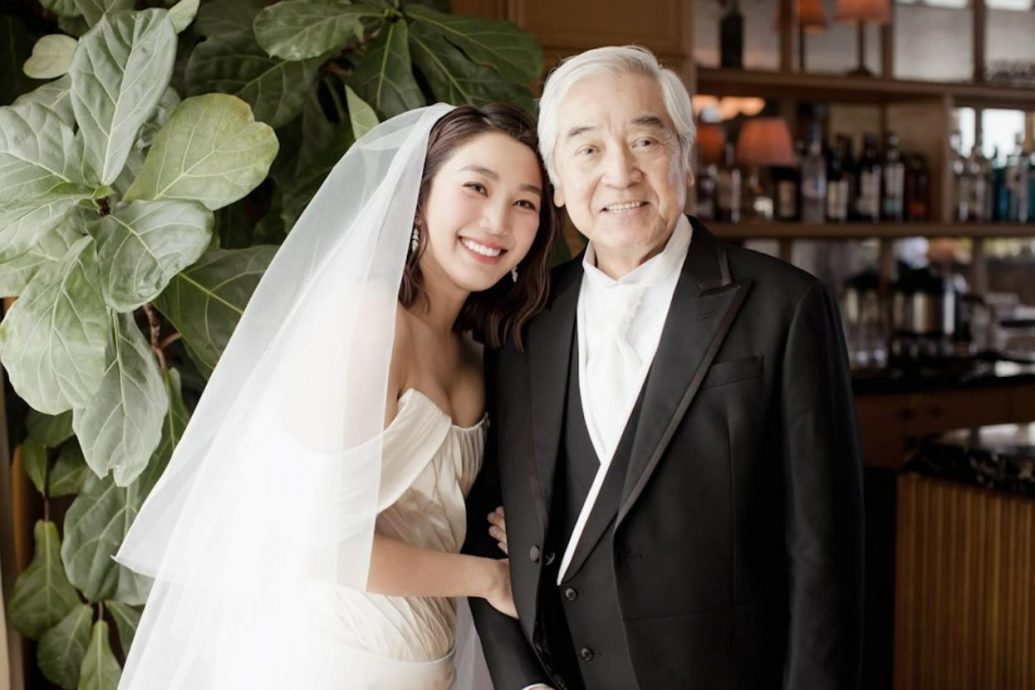 女儿姜丽文香港补摆婚宴 秦沛获敬茶笑到见牙不见眼