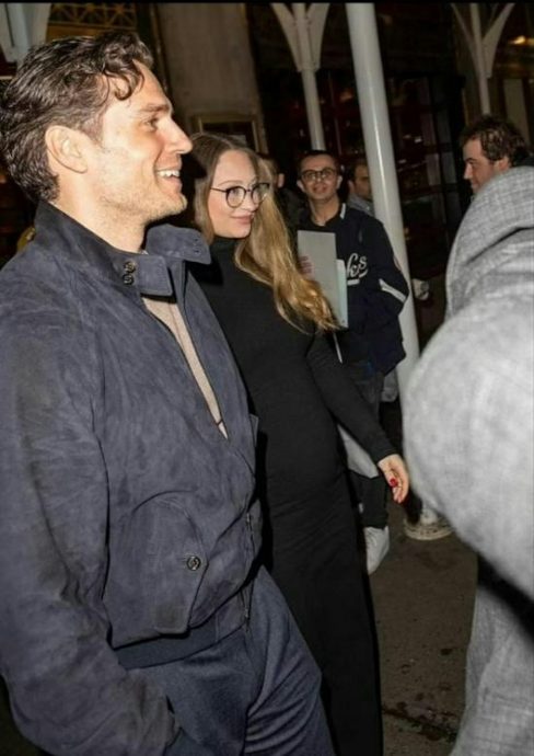 女友被拍到小腹隆起 亨利卡维尔证实开心当爸