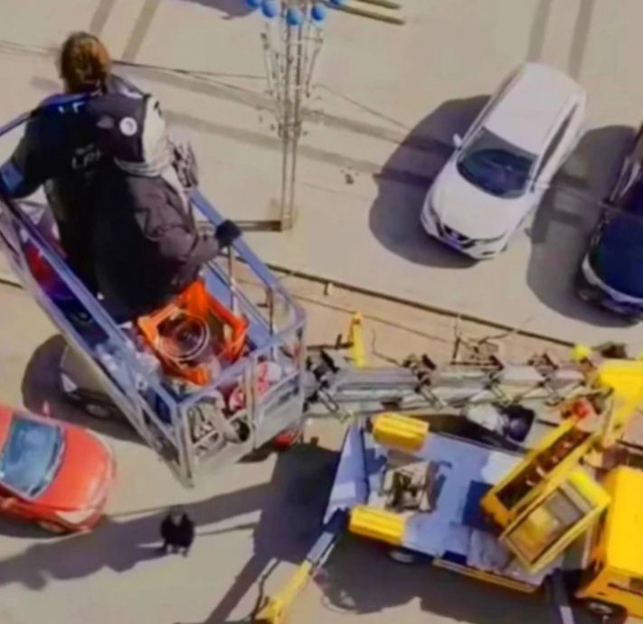 女子产后回家 婆婆竟雇吊车送她上楼