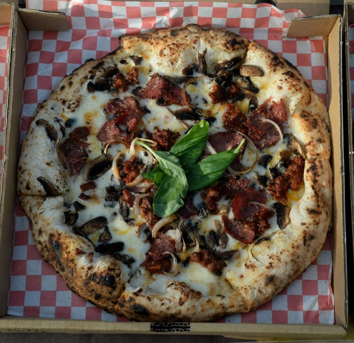  女子投诉披萨店服务差劲 眼尖网民笑揭：自取其辱