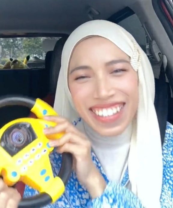 女子有驾照却不敢在隆市开车 男友送上一物帮她克服恐惧