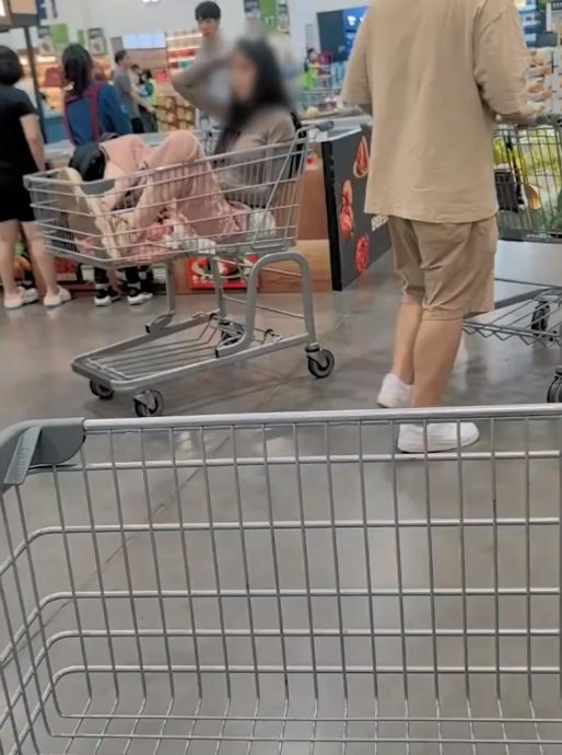 女子穿鞋坐进购物车 超市轻纵 网民骂翻