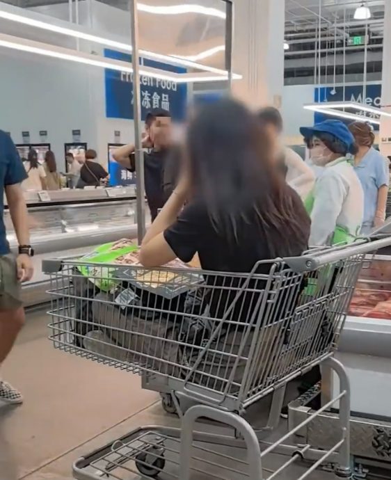 女子穿鞋坐进购物车 超市轻纵 网民骂翻
