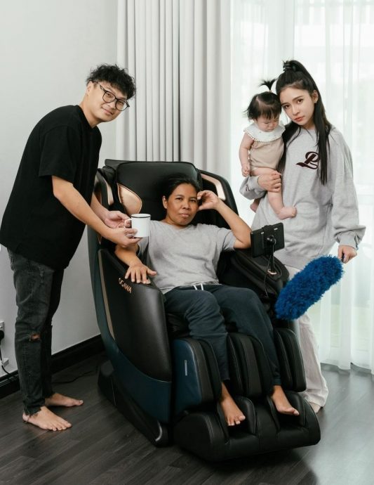 "女雇主跨国探亲女佣<br